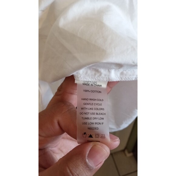 Vince Camuto white floral embroidered button down blouse - Picture 2 of 6